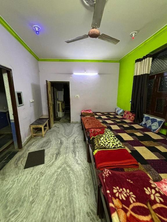 Maatu Shri Comfort Stay-Guest House มถุรา ภายนอก รูปภาพ